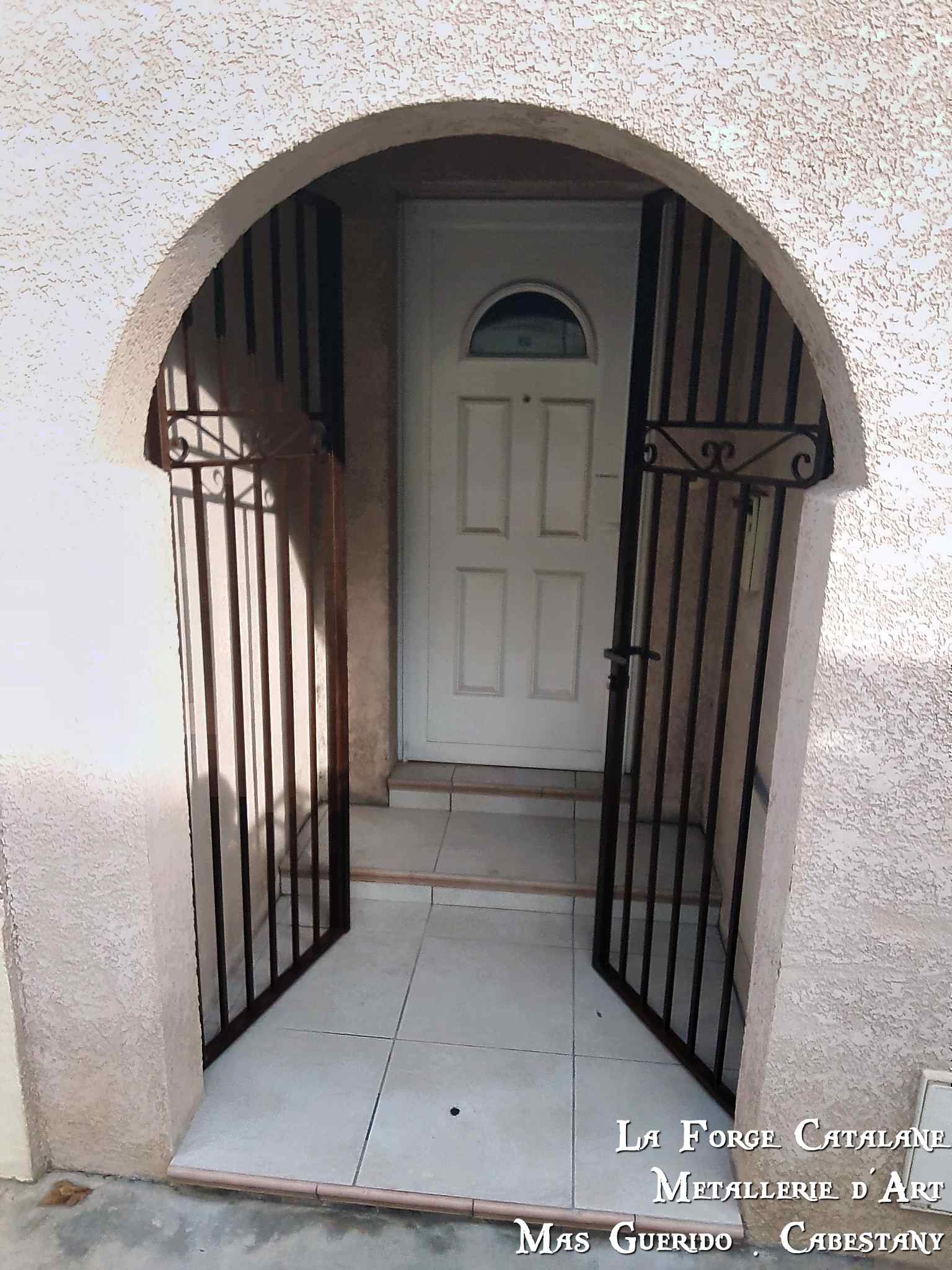 grille articulee 2 vantaux barreaux droit et frise volute partie haute fer forge catalane (2).jpg